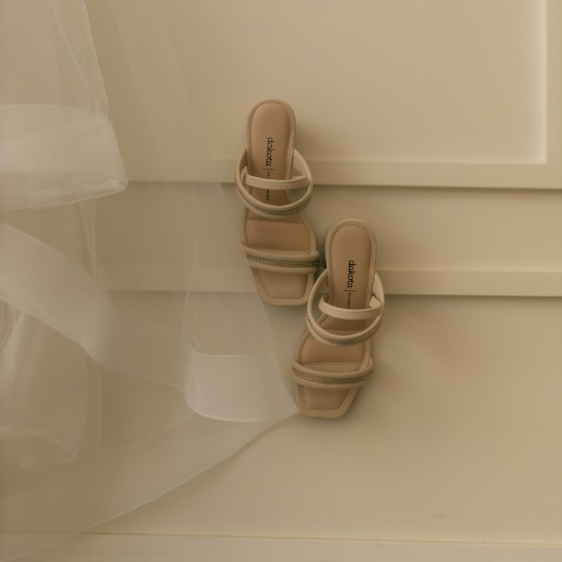 Sandalia de tiras beige