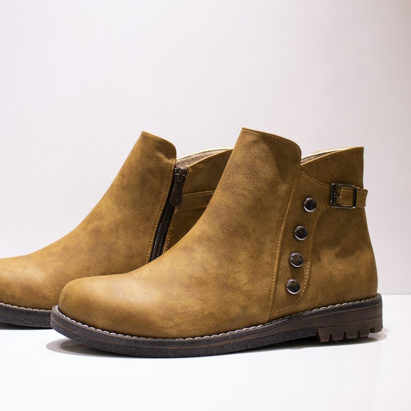 Botín camel con hebillas