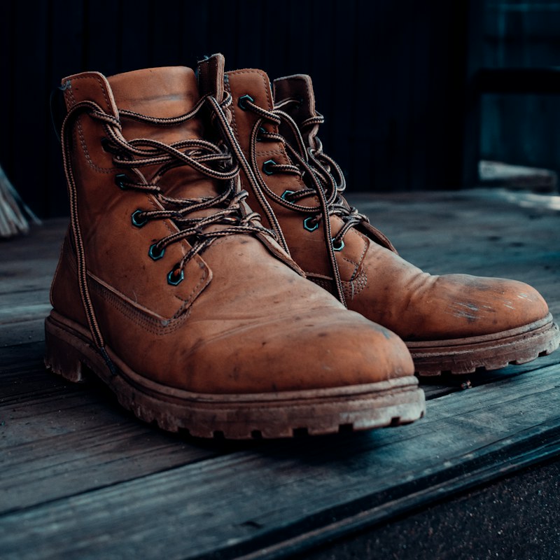 Bota de cuero con pasadores