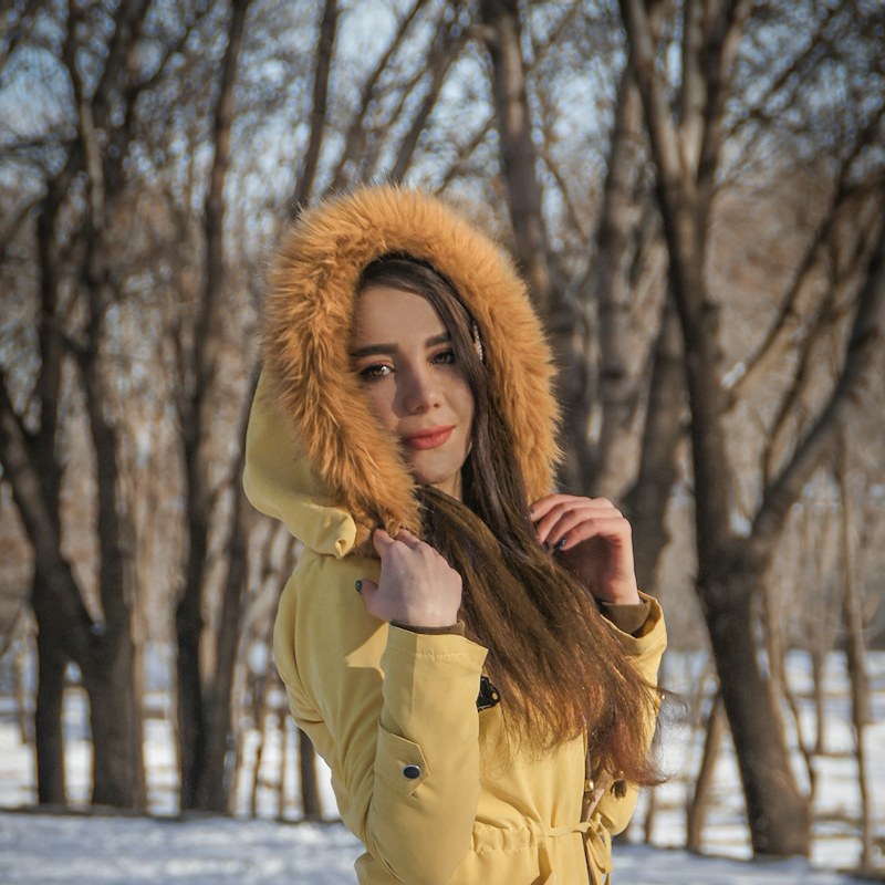 Parka con capucha amarilla