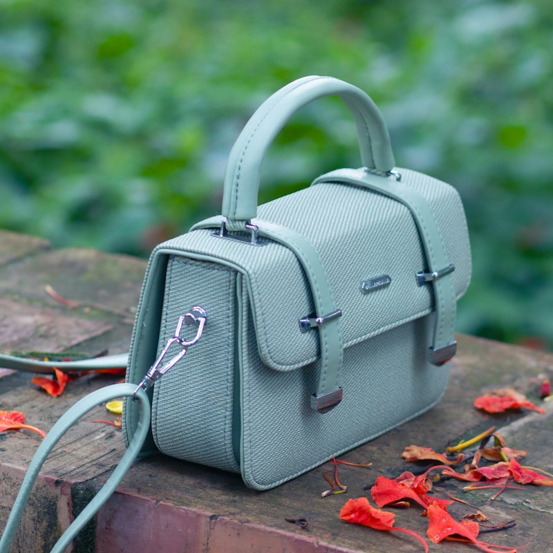 Cartera celeste con asa