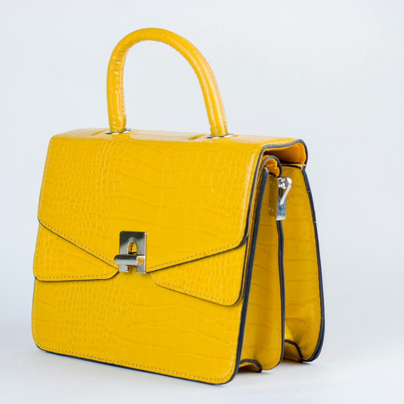 Cartera amarilla de mano